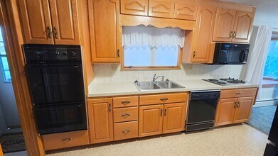 6075 NE 10th St in Des Moines, IA - Building Photo - Building Photo