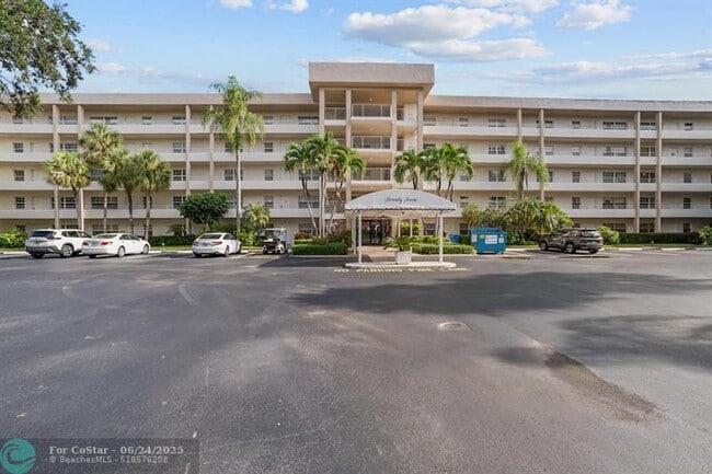 3930 Oaks Clubhouse Dr in Pompano Beach, FL - Building Photo - Building Photo