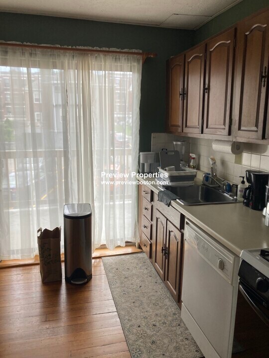 1734 Commonwealth Ave, Unit 4 in Boston, MA - Building Photo