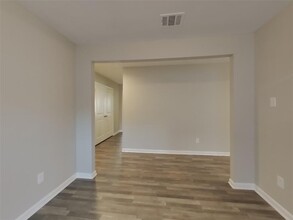 15685 Briar Frst Dr in Cut And Shoot, TX - Foto de edificio - Building Photo