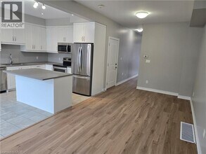 4 Lindsay Wy in Grimsby, ON - Building Photo - Building Photo