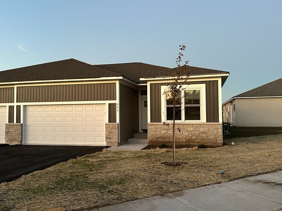 955 Partridge Cir in Marengo, IL - Foto de edificio