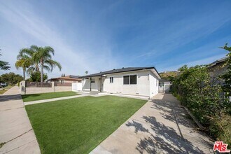 8432 Glenoaks Blvd in Los Angeles, CA - Building Photo - Building Photo