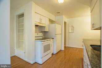 5205 Saratoga Ave, Unit 1005-H in Chevy Chase, MD - Building Photo - Building Photo