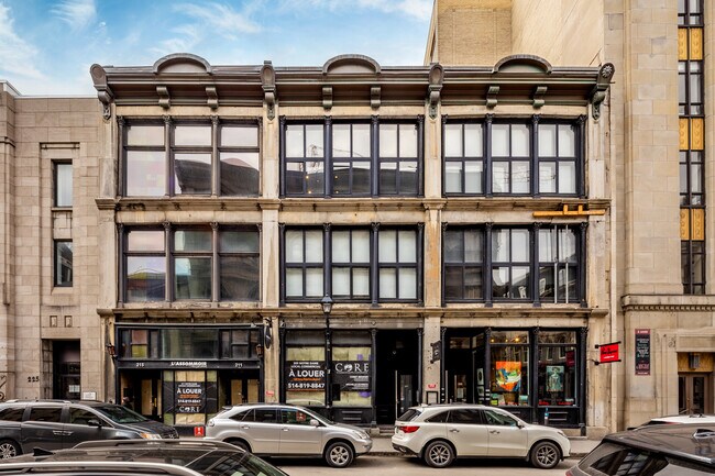 203-209 Notre-Dame Rue O in Montréal, QC - Building Photo - Building Photo