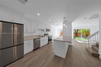 13914 SW 101st Ln in Miami, FL - Foto de edificio - Building Photo