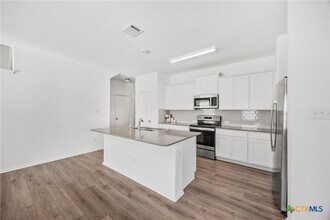 141 Rowdy Yates Wy in Jarrell, TX - Foto de edificio - Building Photo