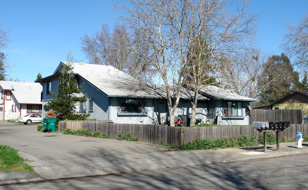 1201 Gloria Dr in Santa Rosa, CA - Building Photo