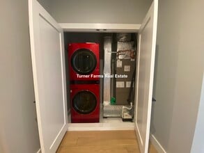 60 Cross St E, Unit 207 in Somerville, MA - Building Photo - Building Photo