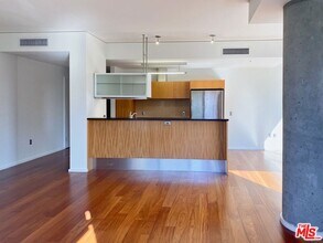 1155 S Grand Ave in Los Angeles, CA - Foto de edificio - Building Photo