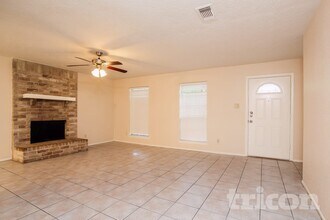 4615 Tealgate Dr in Spring, TX - Foto de edificio - Building Photo