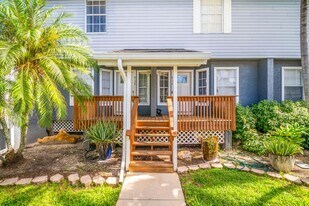 6156 Lakefront Dr in Ft. Myers, FL - Building Photo