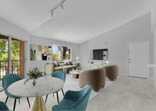 3430 Pinewalk Dr N in Margate, FL - Foto de edificio - Building Photo