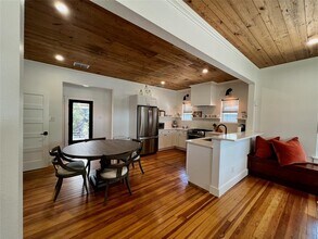 2468 Gruene Rd in New Braunfels, TX - Foto de edificio - Building Photo