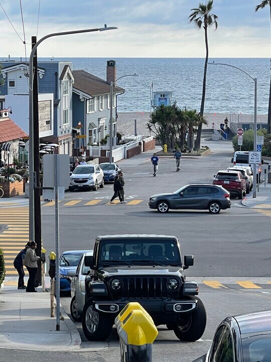 2127 Manhattan Ave in Hermosa Beach, CA - Building Photo