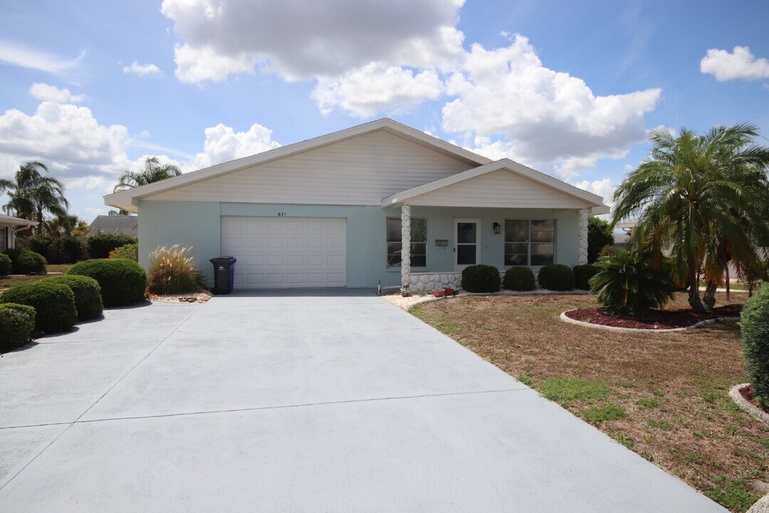 671 Allegheny Dr in Sun City Center, FL - Building Photo
