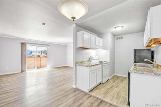 10211 Ura Ln, Unit Apt 1-308 in Thornton, CO - Foto de edificio - Building Photo