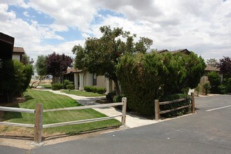 14848 Sequoia St. in Hesperia, CA - Foto de edificio - Building Photo