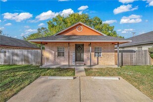302 W 23rd St in Bryan, TX - Building Photo