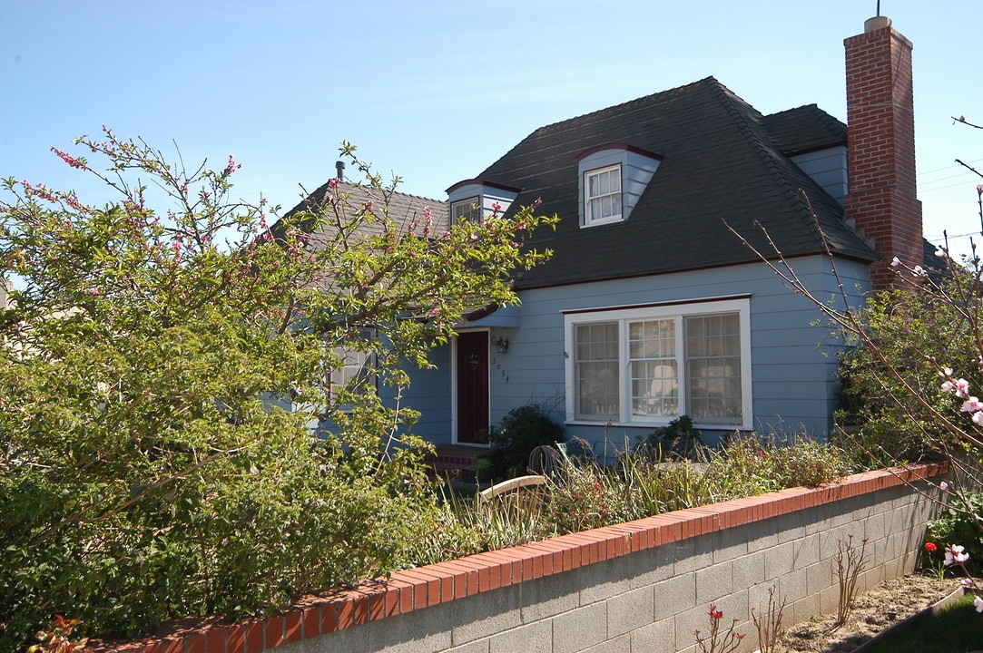 2054 & 20254-1/2 Evans Av in Ventura, CA - Building Photo