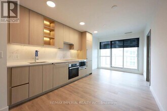 25 McMahon Dr in Toronto, ON - Building Photo - Building Photo