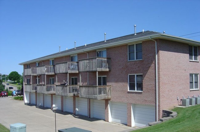 Westgate Manor & Westgate Villa in Dubuque, IA - Foto de edificio - Building Photo