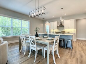 512 S Peninsula Ave in New Smyrna Beach, FL - Foto de edificio - Building Photo