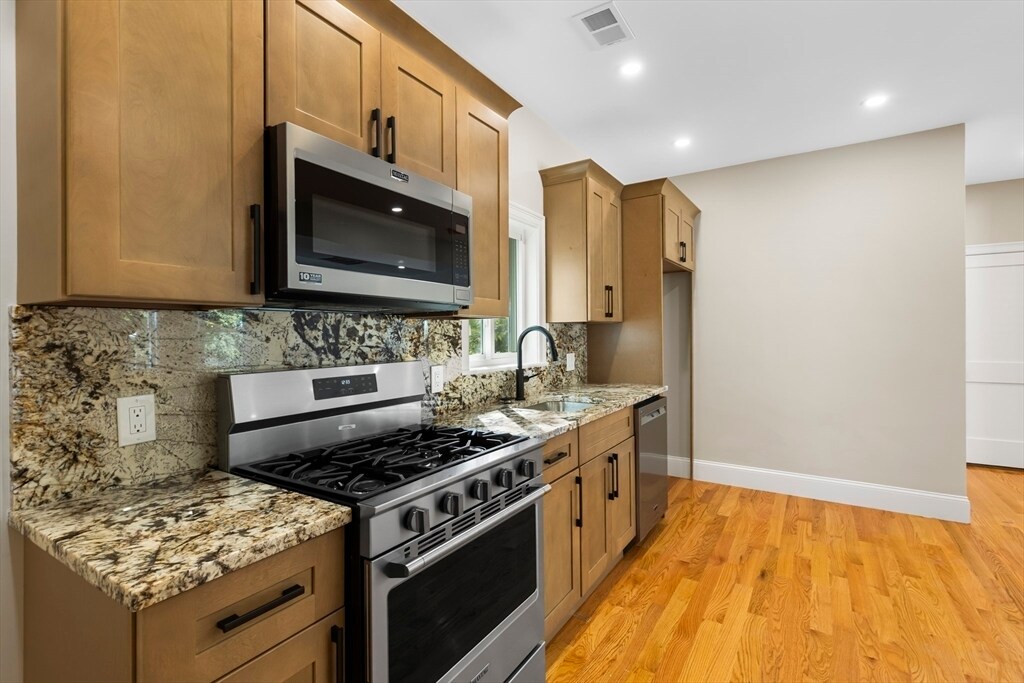 31 Woodale Ave in Boston, MA - Building Photo