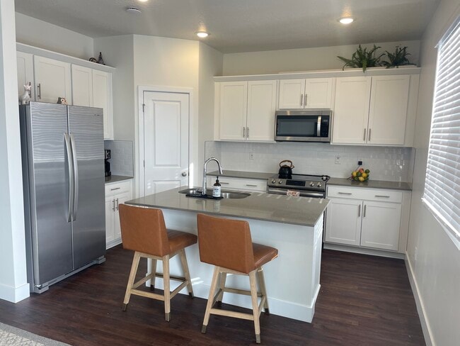 property at 1186 Redbud Dr