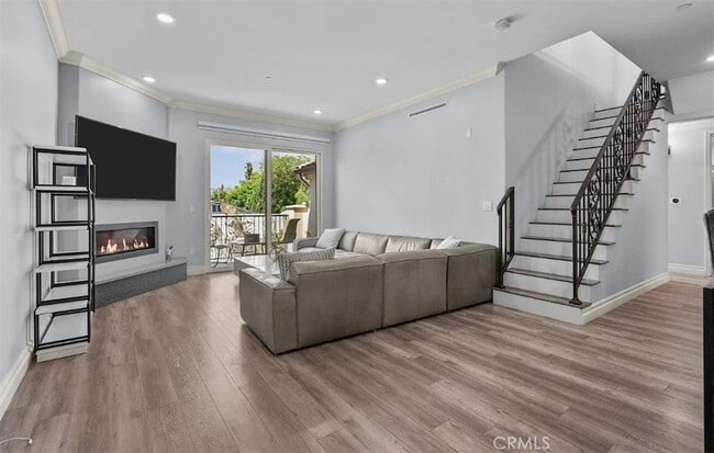 201 N Reese Pl, Unit 203 in Burbank, CA - Building Photo - Building Photo