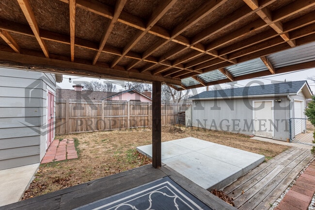 2210 W Columbine Ln in Wichita, KS - Building Photo - Building Photo