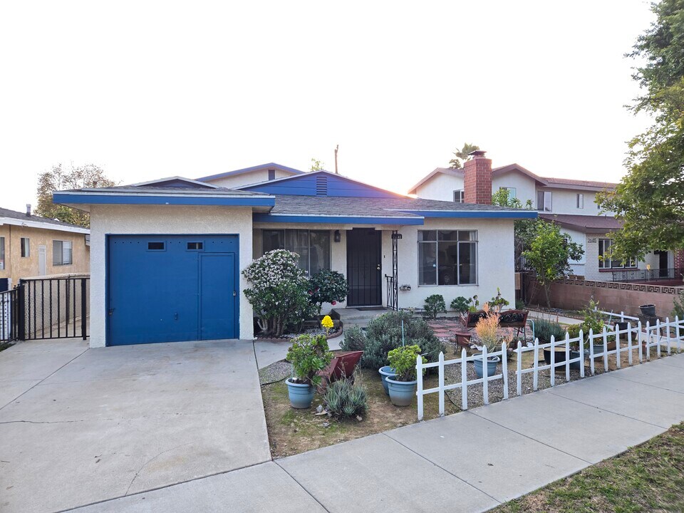 2641 W Via Corona in Montebello, CA - Building Photo