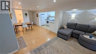 2217 Ghent Ave in Burlington, ON - Building Photo - Building Photo