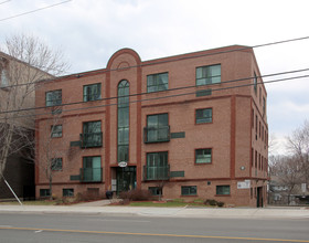 1715 Kingston Rd in Toronto, ON - Building Photo - Primary Photo