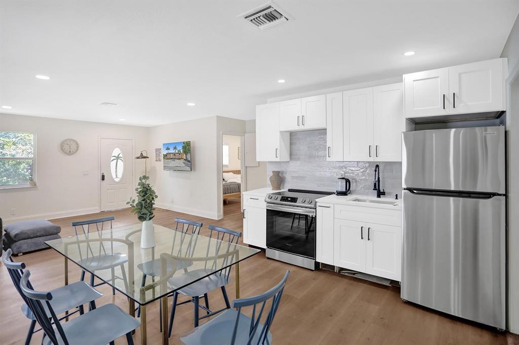 203 NE 2nd Ave in Dania, FL - Building Photo