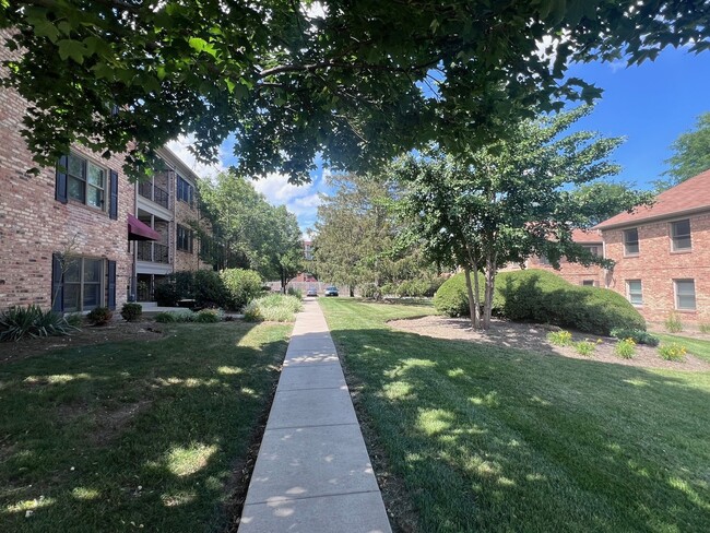 1750 Fayette Walk in Hoffman Estates, IL - Building Photo - Building Photo