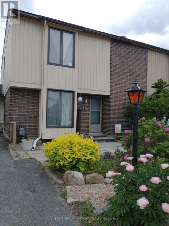 68 Elvaston Ave in Ottawa, ON - Building Photo