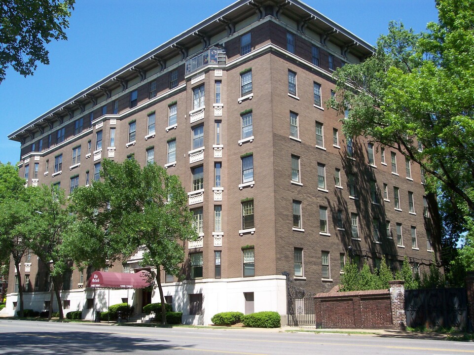 The Oxford in St. Louis, MO - Building Photo