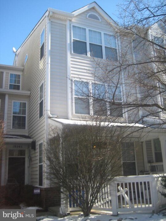 19545 Caravan Dr in Germantown, MD - Building Photo