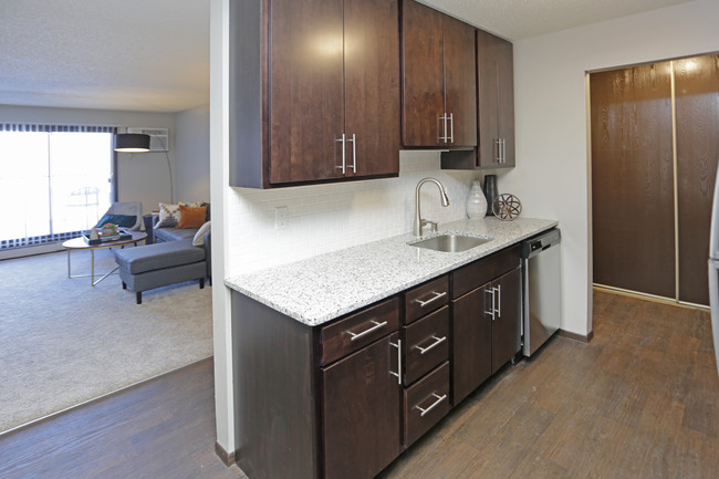 Aspenwoods Apartments in Eagan, MN - Foto de edificio - Interior Photo