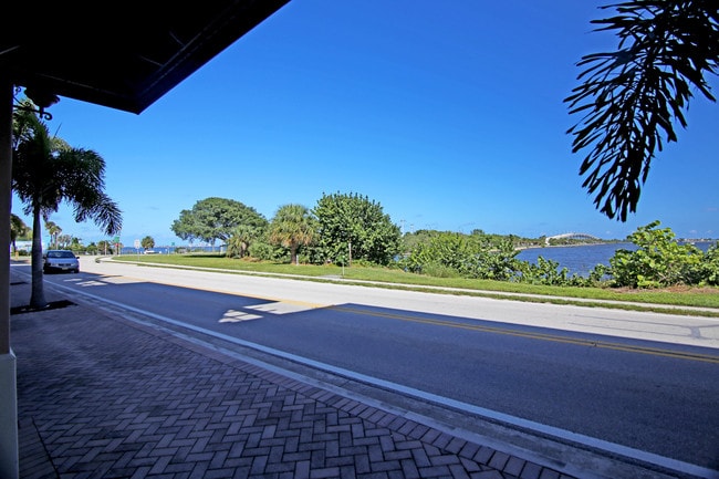 Renar River Place in Jensen Beach, FL - Foto de edificio - Building Photo