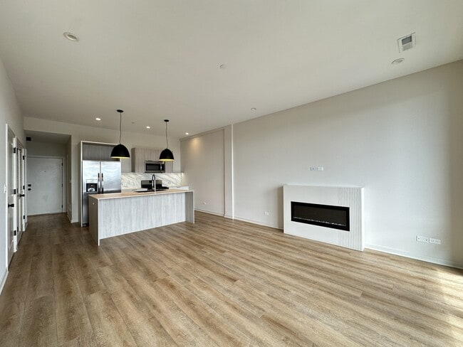 3215 N Narragansett Ave, Unit J04P