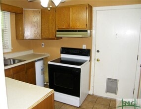 2202 Bonaventure Rd in Savannah, GA - Building Photo - Building Photo