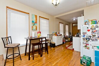 1016 W Fry St, Unit # 02 in Chicago, IL - Building Photo - Building Photo