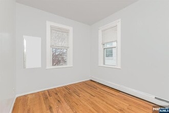 57 Clinton Pl in East Rutherford, NJ - Foto de edificio - Building Photo