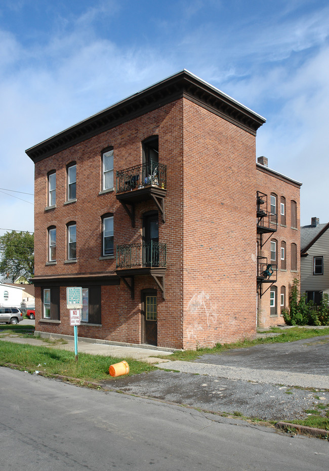 323 St Anthony St in Utica, NY - Foto de edificio - Building Photo