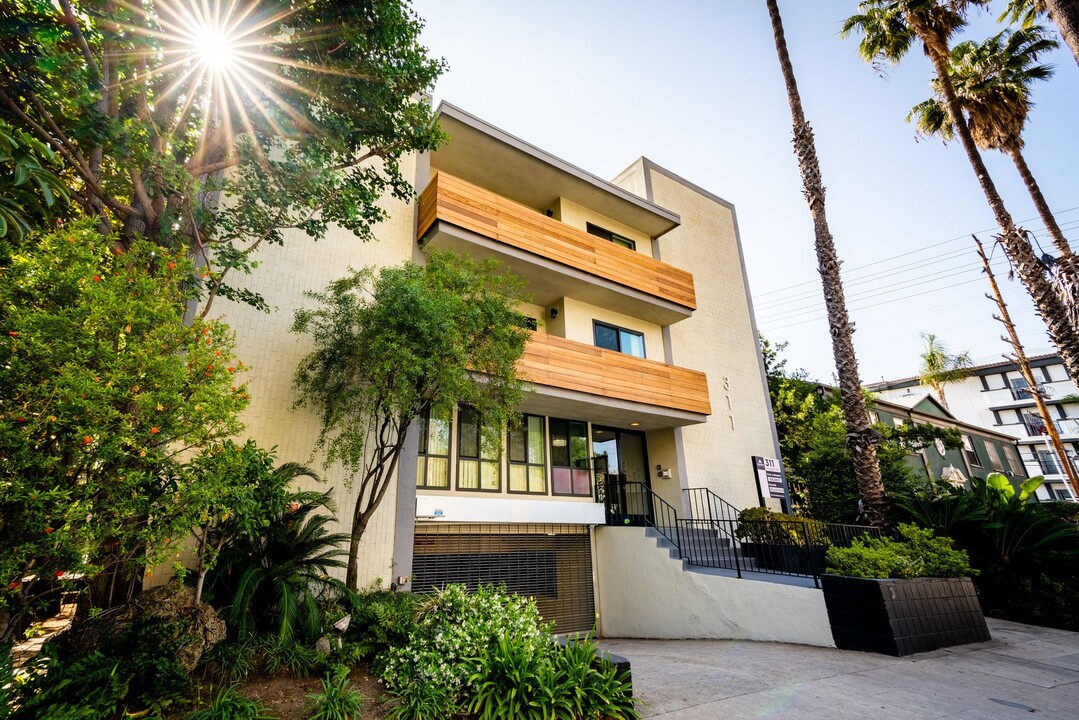 311 South Doheny Drive in Los Angeles, CA - Building Photo