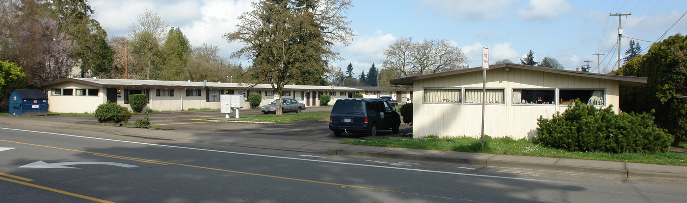 Waverly Lake Apartments in Albany, OR - Building Photo