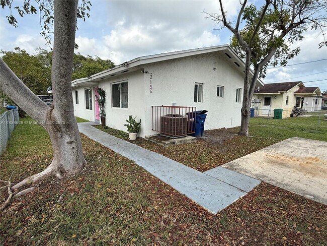 2155 NW 64th St in Miami, FL - Foto de edificio - Building Photo