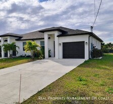 2224 Kenneth Ave S in Lehigh Acres, FL - Building Photo